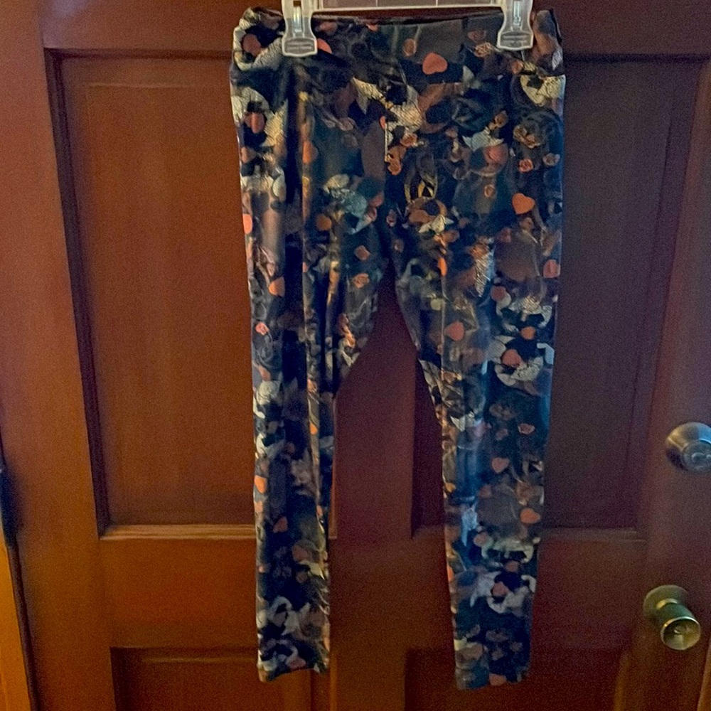 LulaRoe One Size leggings. Black with heart pattern